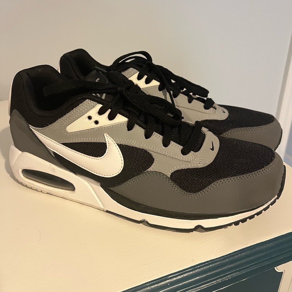 Nike Men's Black and Gray Sneakers